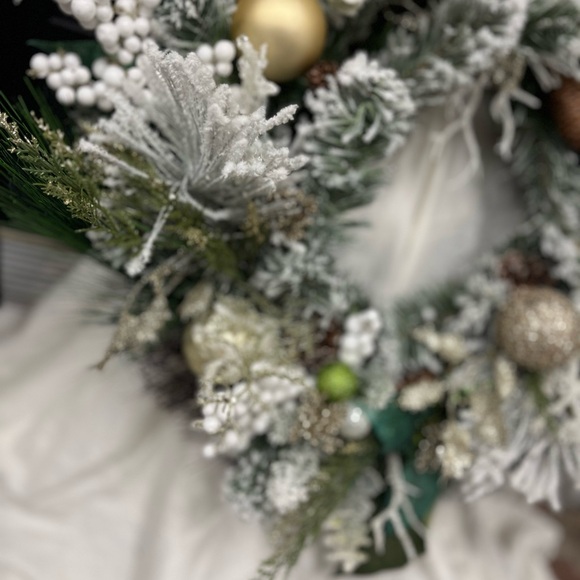 26” Snow White green and soft golds with pine cones and floral mixed wreath - Picture 3 of 12